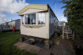 Lovely 6 berth caravan with decking for hire in Norfolk ref 50018H